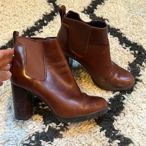 Clark’s High Heeled Chelsea Boots (7.5)